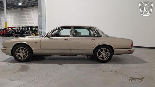 Beige 1996 Jaguar XJ6