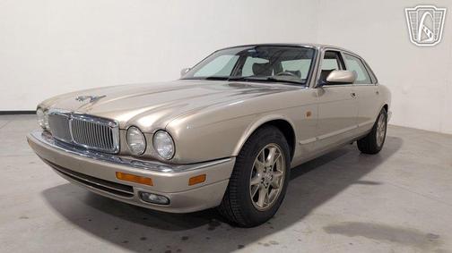 Beige 1996 Jaguar XJ6