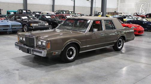 Tan 1989 Lincoln Town Car