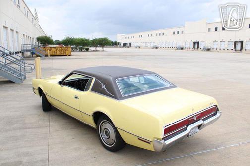 YELLOW 1972 Ford Thunderbird Base