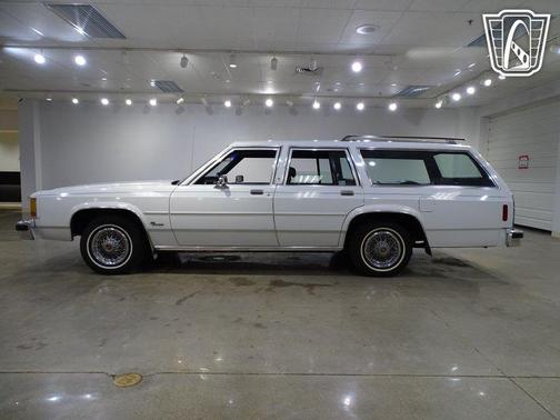 White 1985 Ford Crown Victoria Country Squire