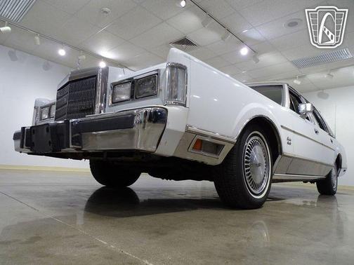 White 1989 Lincoln Town Car