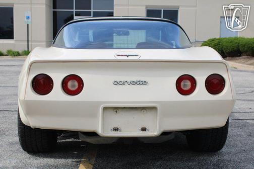 Creme 1981 Chevrolet Corvette Coupe