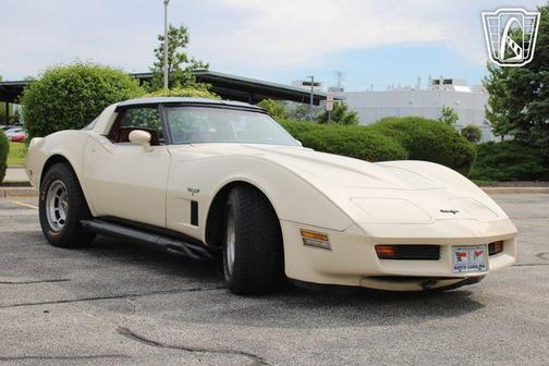 Creme 1981 Chevrolet Corvette Coupe