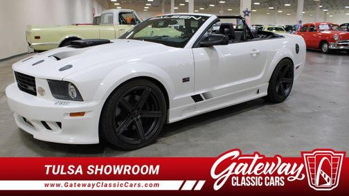 Performance White Clearcoat 2005 Ford Mustang GT