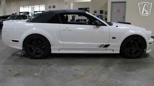 Performance White Clearcoat 2005 Ford Mustang GT