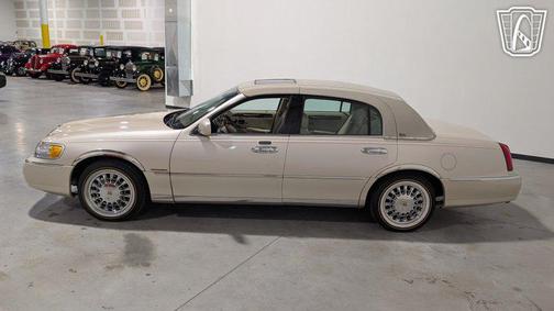 Ivory Parchment 2001 Lincoln Town Car Cartier Edition