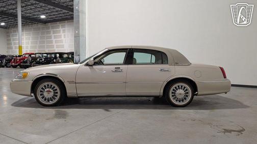 Ivory Parchment 2001 Lincoln Town Car Cartier Edition