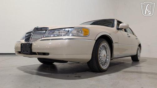Ivory Parchment 2001 Lincoln Town Car Cartier Edition