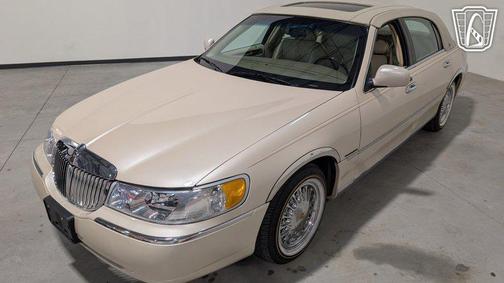 Ivory Parchment 2001 Lincoln Town Car Cartier Edition