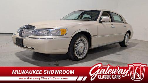 Ivory Parchment 2001 Lincoln Town Car Cartier Edition