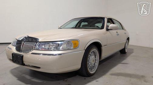 Ivory Parchment 2001 Lincoln Town Car Cartier Edition