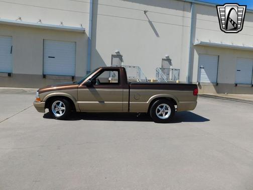 2000 Chevrolet S-10 Base