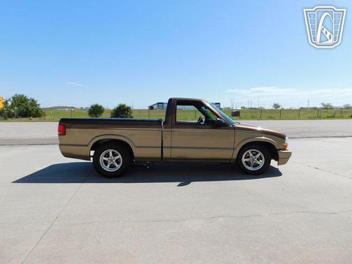 Brown 2000 Chevrolet S-10 Base