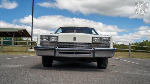 WHITE 1985 Oldsmobile Toronado Brougham