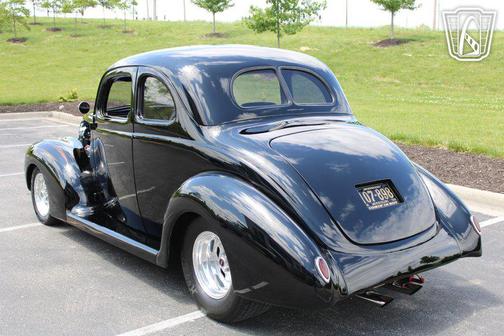 1938 Ford Deluxe Base