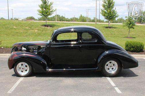1938 Ford Deluxe Base