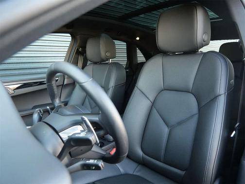 2026 Porsche Macan AWD