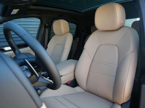 0Q/White 2026 Porsche Cayenne Cayenne