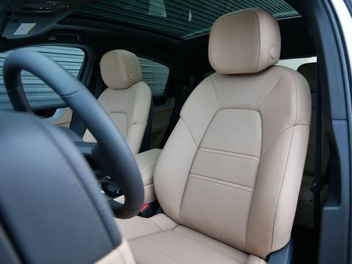 0Q/White 2026 Porsche Cayenne Cayenne