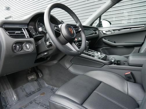 2025 Porsche Macan AWD