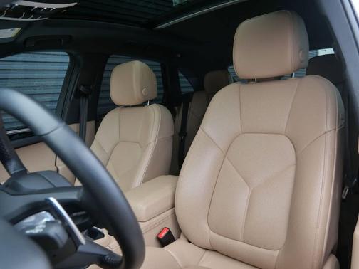 White 2024 Porsche Macan