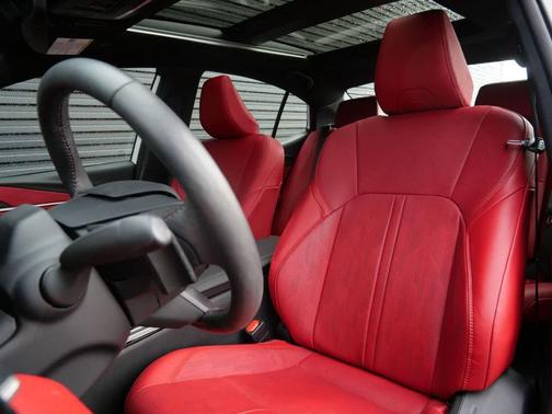 Wind Chill Pearl/Midnight Black Metallic 2025 Toyota Camry XSE