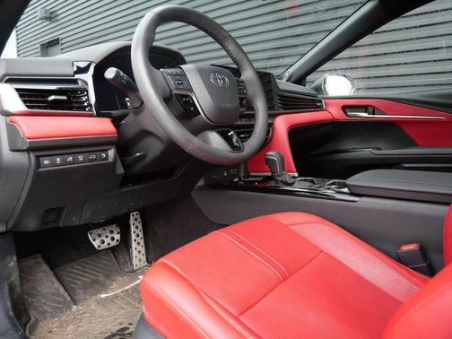 Wind Chill Pearl/Midnight Black Metallic 2025 Toyota Camry XSE