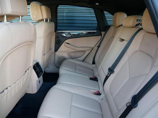 2022 Porsche Macan AWD