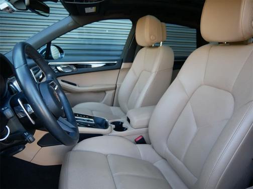 2022 Porsche Macan AWD