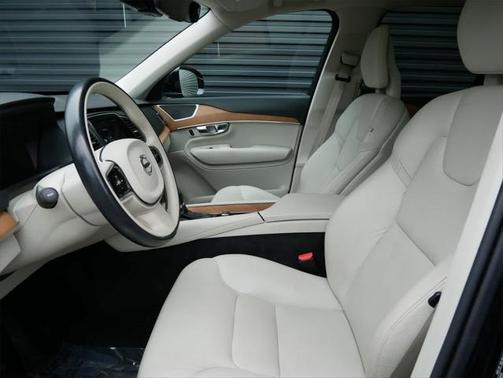 2021 Volvo XC90 T6 Momentum