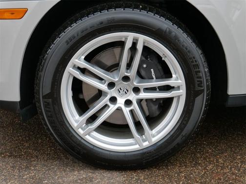 2025 Porsche Macan AWD