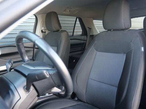 Star White Metallic Tri-Coat 2024 Ford Explorer XLT