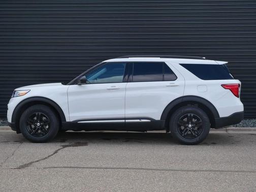 Star White Metallic Tri-Coat 2024 Ford Explorer XLT