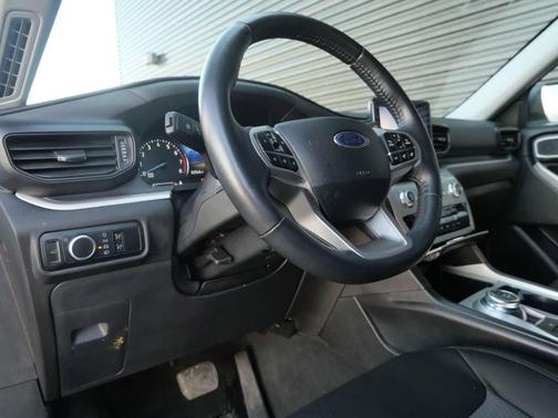 Star White Metallic Tri-Coat 2024 Ford Explorer XLT