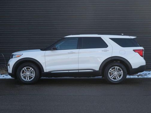 Star White Metallic Tri-Coat 2024 Ford Explorer XLT