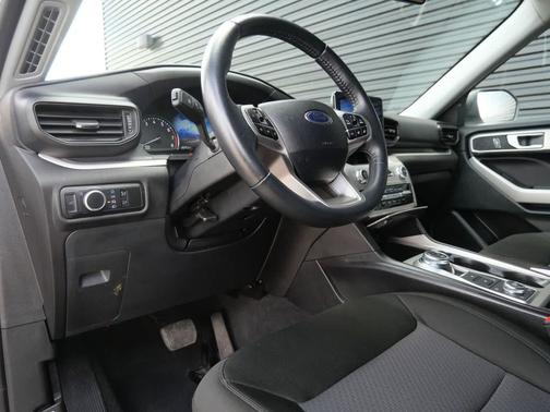 Star White Metallic Tri-Coat 2024 Ford Explorer XLT