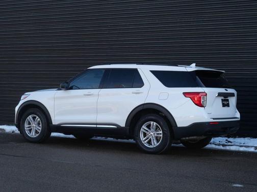 Star White Metallic Tri-Coat 2024 Ford Explorer XLT