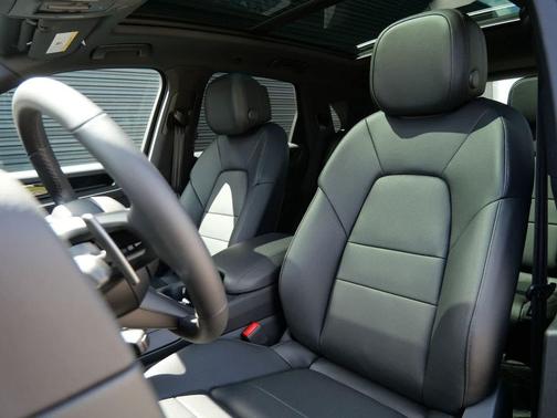 Chromite Black Metallic 2026 Porsche Cayenne Cayenne