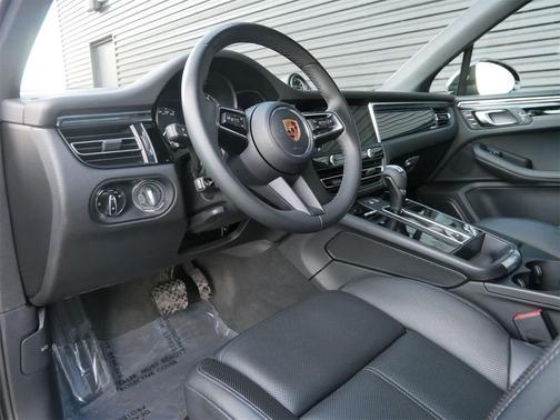 2022 Porsche Macan AWD