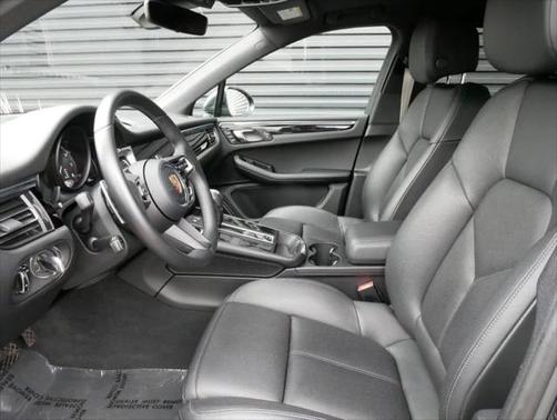 2022 Porsche Macan Base