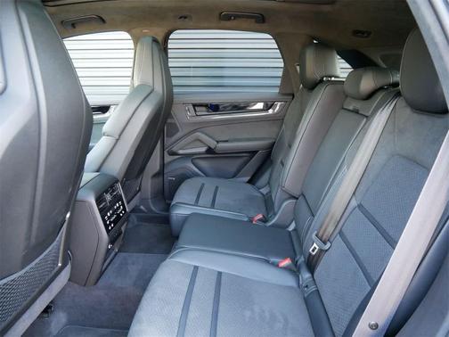 2025 Porsche Cayenne GTS