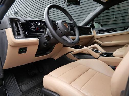 Chromite Black Metallic 2024 Porsche Cayenne Cayenne