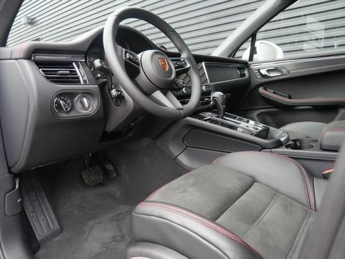 0Q/White 2026 Porsche Macan Macan GTS