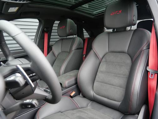 0Q/White 2026 Porsche Macan Macan GTS