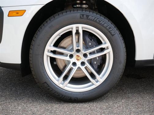 2025 Porsche Macan AWD