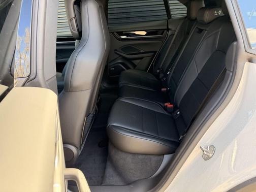 Ice Grey Metallic 2026 Porsche Macan Macan Electric 4