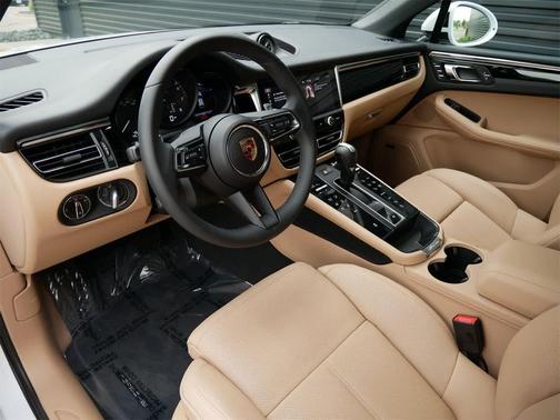 2025 Porsche Macan AWD