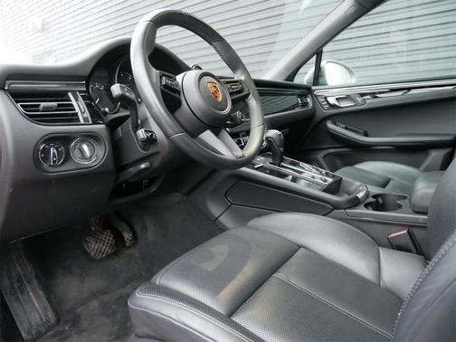 2023 Porsche Macan T