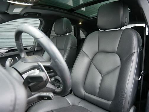 2023 Porsche Macan T